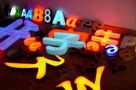 正面發(fā)光字和側(cè)面打孔發(fā)光字的基本常識(shí)解析